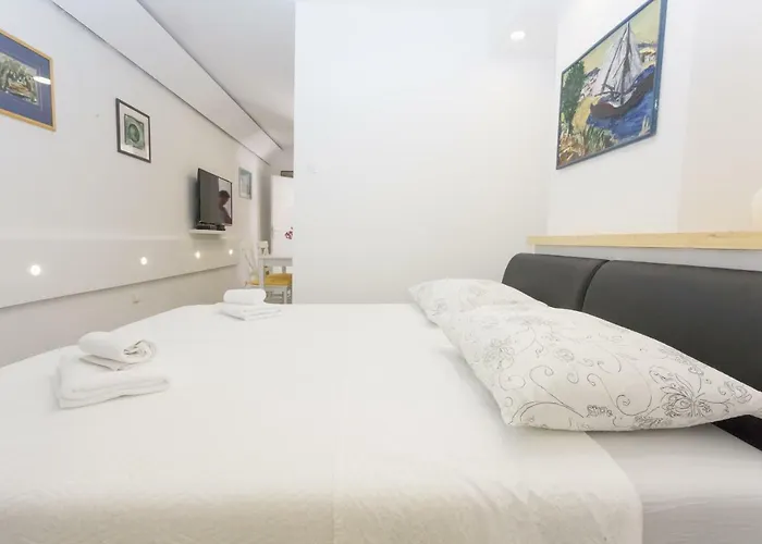 Maestro Metallic Apartman *